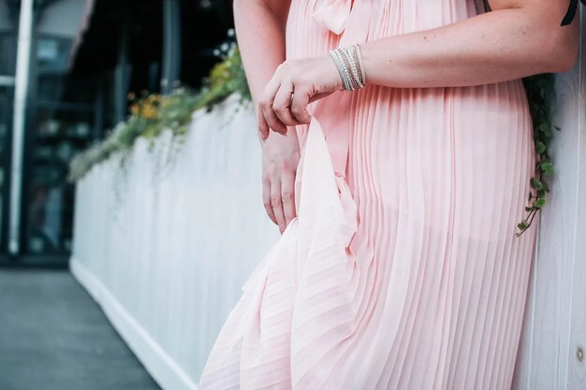 Eleganckie, delikatne kobiece dłonie o cienkich palcach