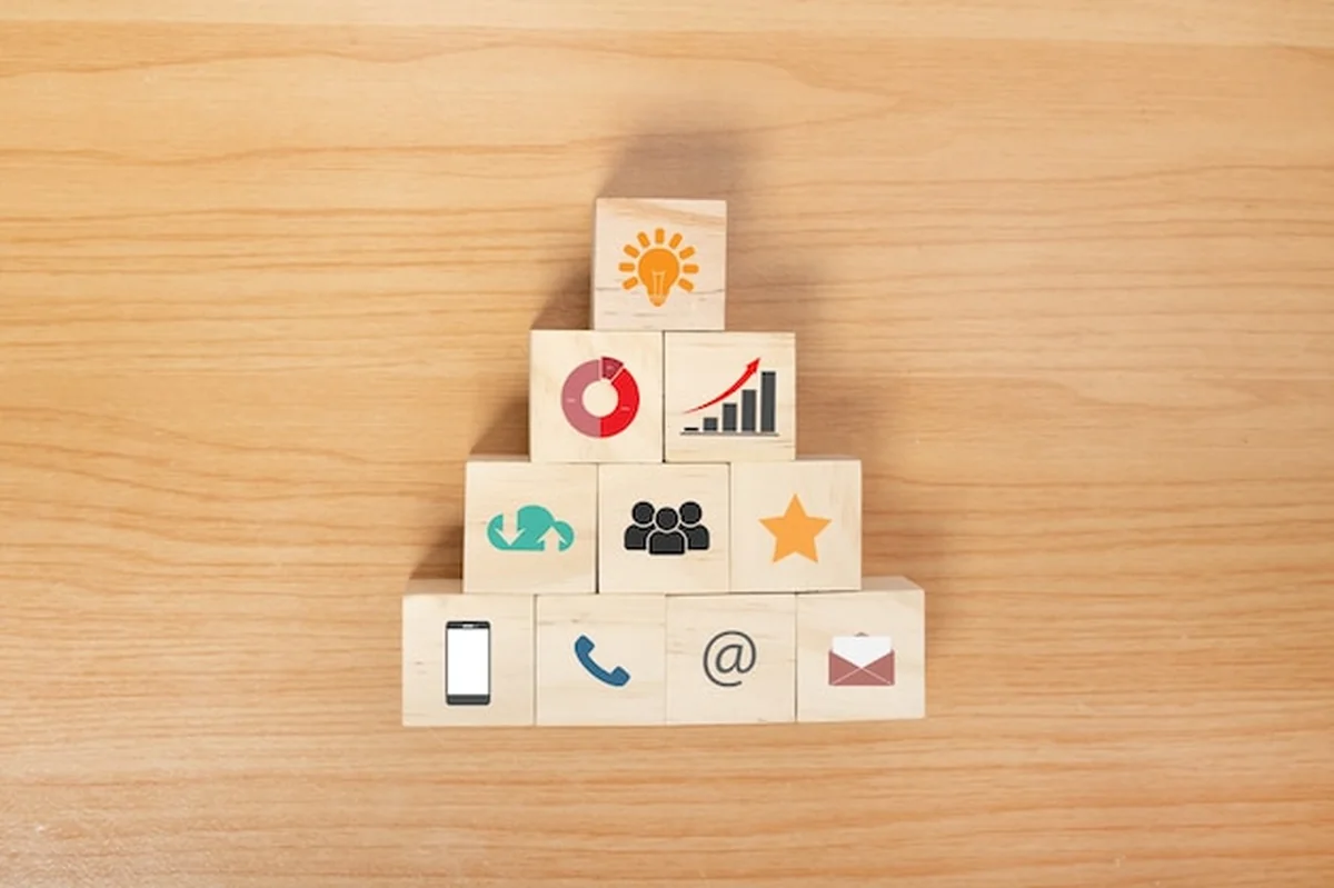 Drewniany blok z ikoną strategii biznesowej i planem działania