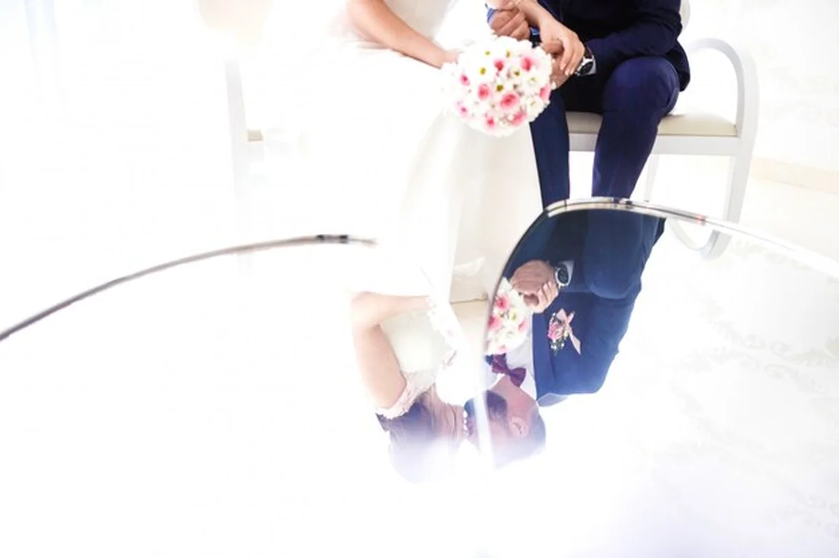 Para młoda celebruje romantyczne chwile