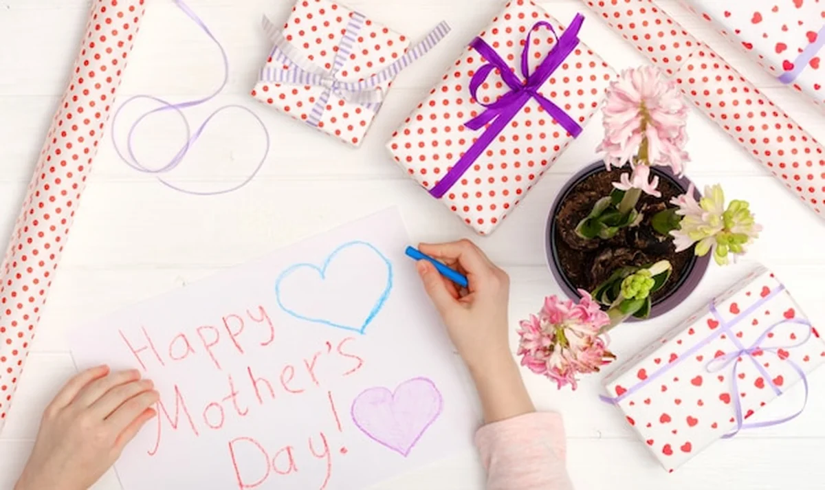 Mała dziewczynka rysuje kartkę z życzeniami