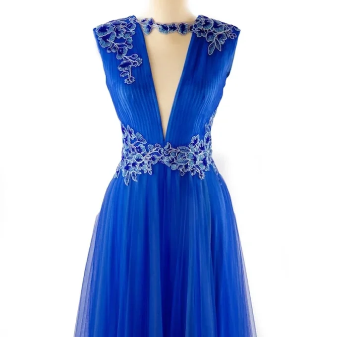 Elegancka sukienka wieczorowa na białym tle