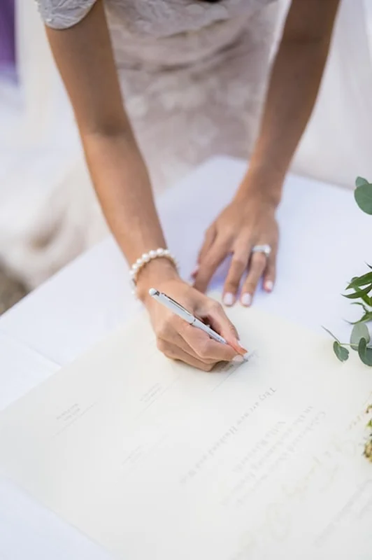 Panna młoda podpisuje akt ślubu na stole