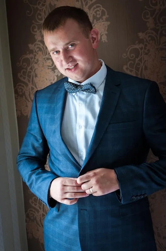 Luksusowy pan młody w garniturze weselnym w pięknym wnętrzu pokoju