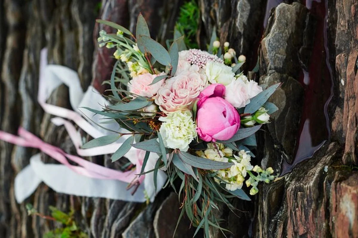 Piękny bukiet ślubny leżący na kamieniach