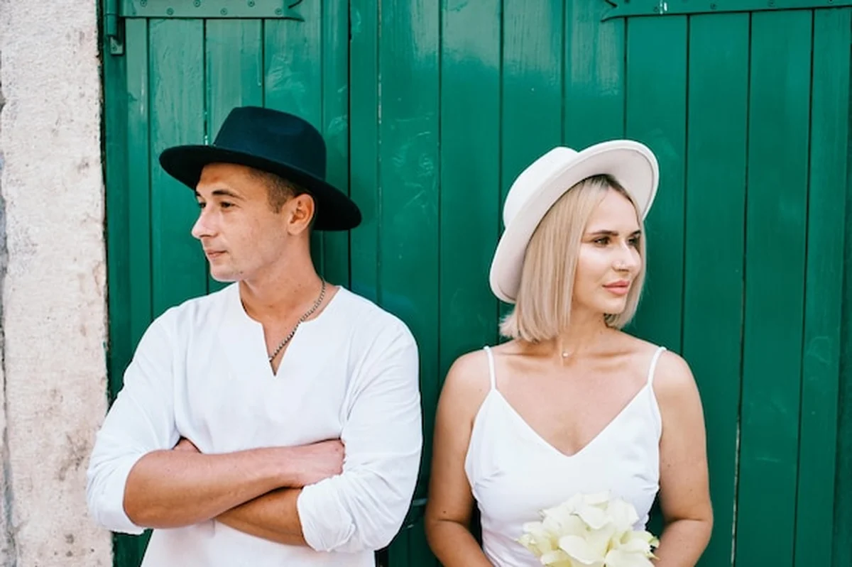 Panna młoda i pan młody przy zielonych drzwiach budynku