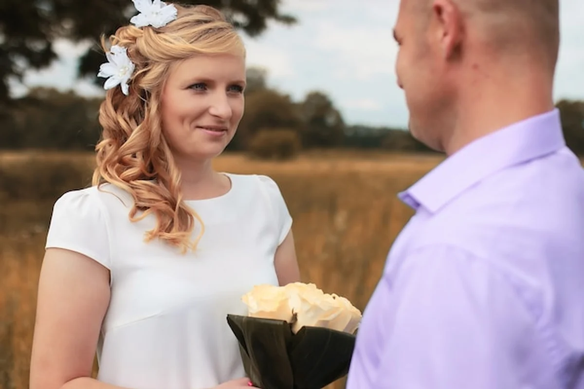 Nowożeńcy spacerujący po polu w jesienny dzień