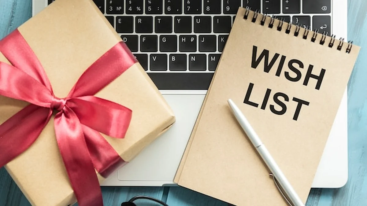 Notatnik ze świecącą żarówką na liście życzeń