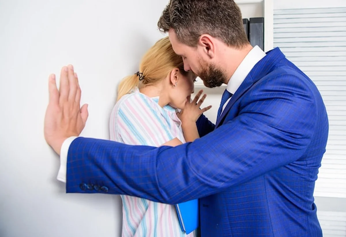 Kobieta trzymająca dłoń na kolanie