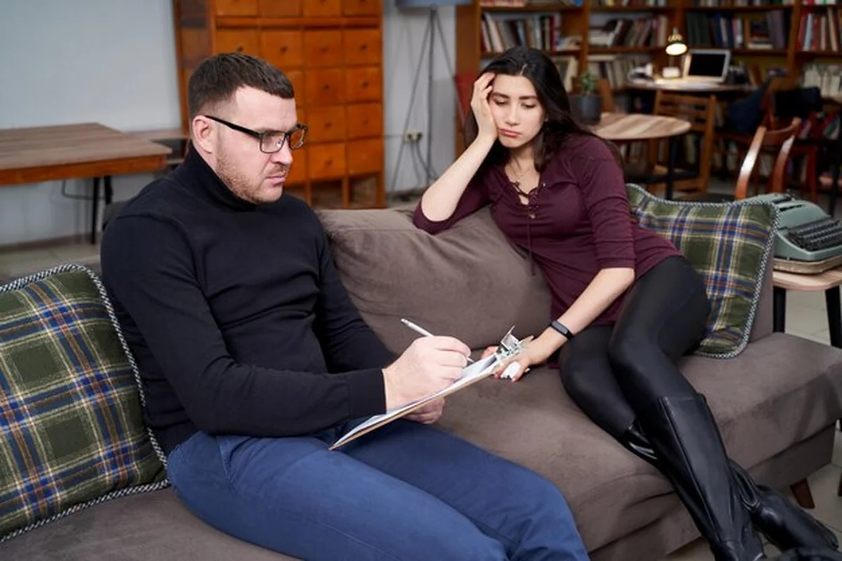 Młoda para siedząca na kanapie