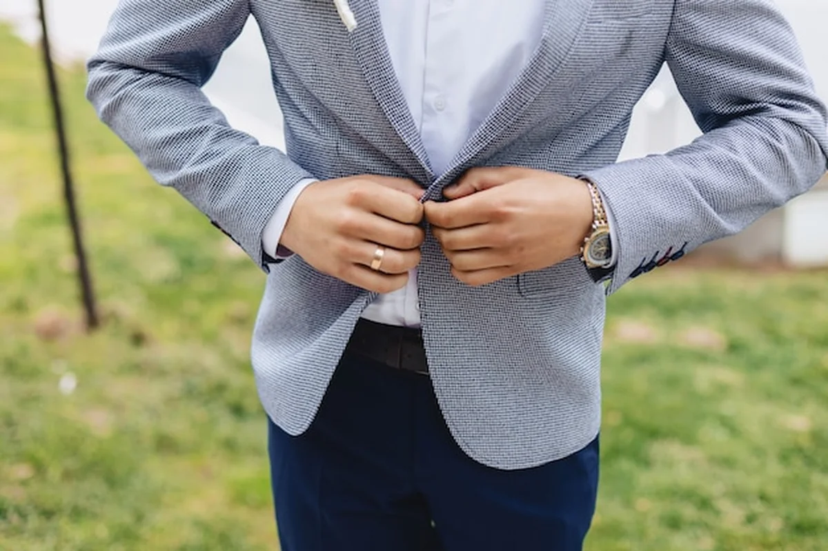 Spotkanie, szczegóły, marynarka, buty, zegarki i guziki w dniu ślubu