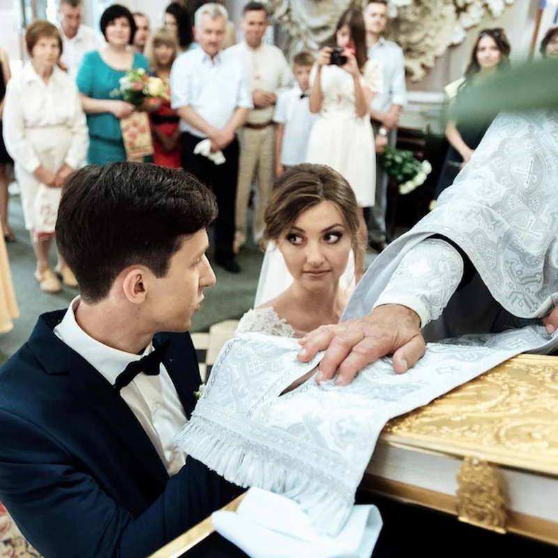 Stylowa panna młoda i elegancki pan młody składają przysięgę ślubną