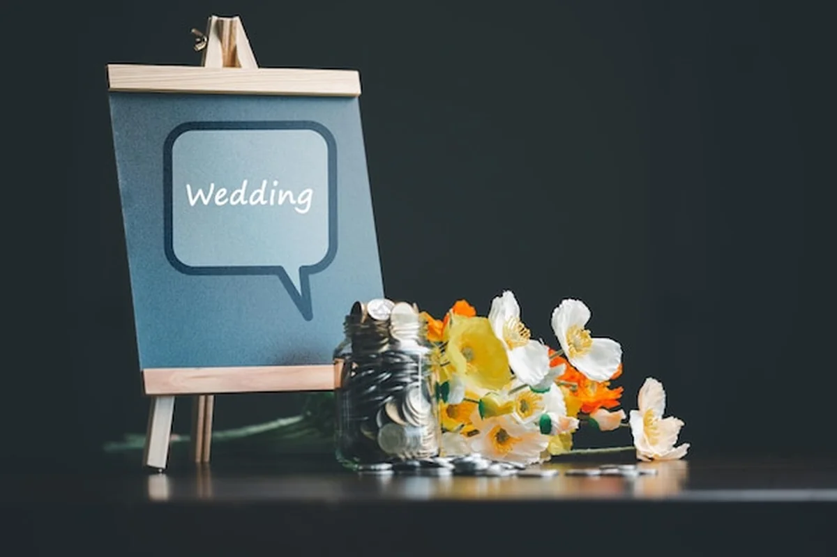 Miniaturowe śluby na monetach przedstawiają oszczędności dla nowej rodziny